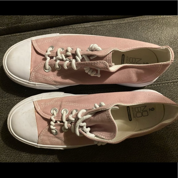 Women’s size 9 pink “chucks” style sneakers - Picture 2 of 4